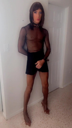 TVI Studios Val Parker: Crossdressing v nylonové síťované sukni a černých punčochách