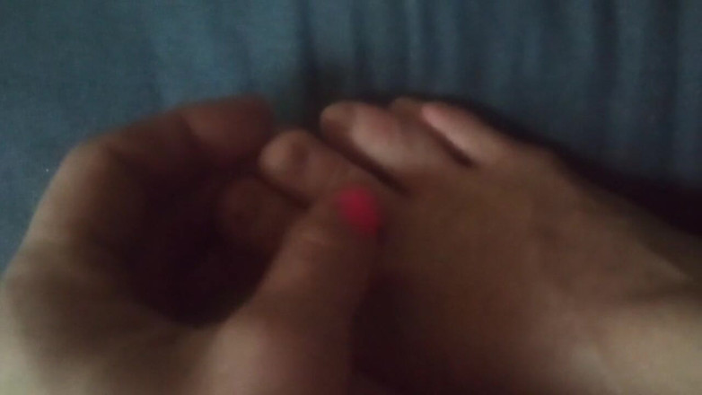 LilTaste: Hraní s mým roztomilým barefeet a mým klitorisem (bez zvuku)