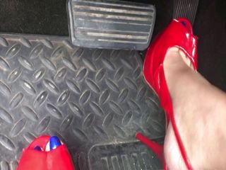 Solo Austria: Milf Megan bombeando el pedal en sexy tacones altos rojos