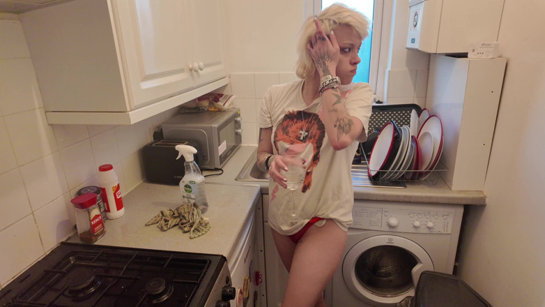 Glitterqueen1999: Elle se fait prendre en train de se branler par...