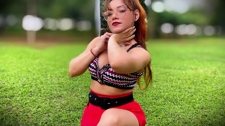 Goddess Li: Mengaplikasikan mascara ke lenganku di taman.