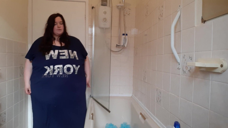 SSBBWLadyBrads: SSBBW belly and body jiggles