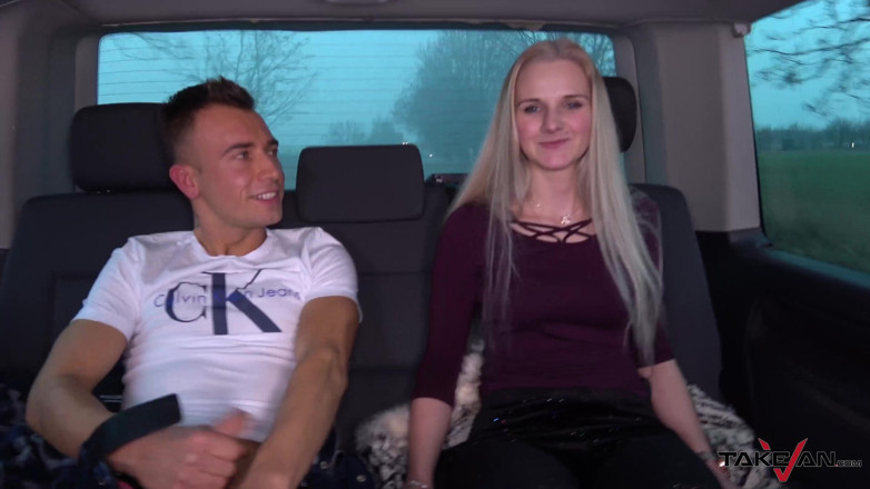 Take Van: Blondie zmeškala vlak a přijme pomoc cizince v dodávce, kde...