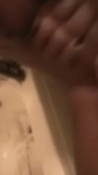 Mijn grote zwarte lul aaien onder de douche en zo hard klaarkomend