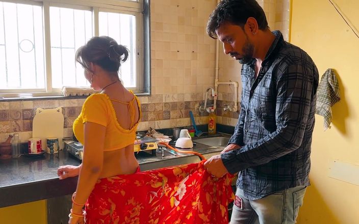 Next short: Indická Desi Bhabhi Savita má sex se svým šéfem ve svém...