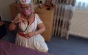 PureVicky66: Gorąca babcia w strojach pielęgniarki bawi się jej dildem