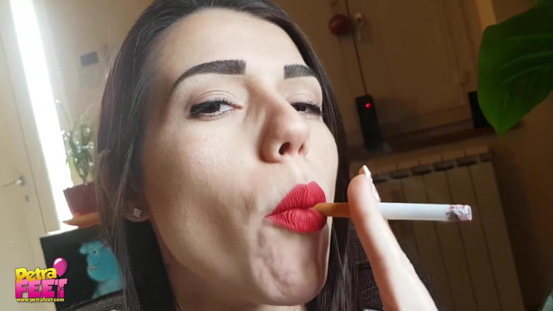 Smokin Fetish: Cô bé tóc nâu tuyệt vời thích điếu xì gà rất...
