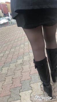 Mini Jupe En Cuir Sans Culotte Et Exhibition En Public