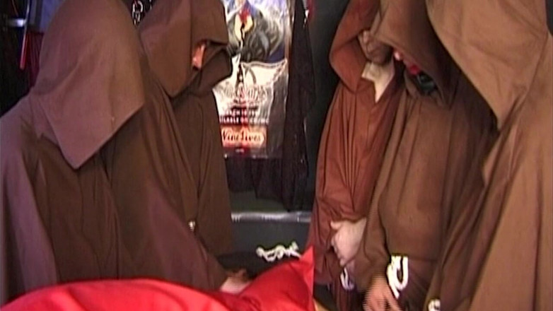 Erotic Club: Pizdă umedă cu piercing umplută cu mărgele în ritual