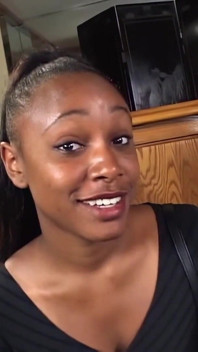 Une salope noire hurle sur une bite noire monstrueuse