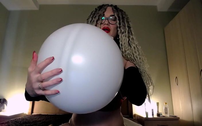 Bad ass bitch: Белый воздушный шарик отсасывает без попки
