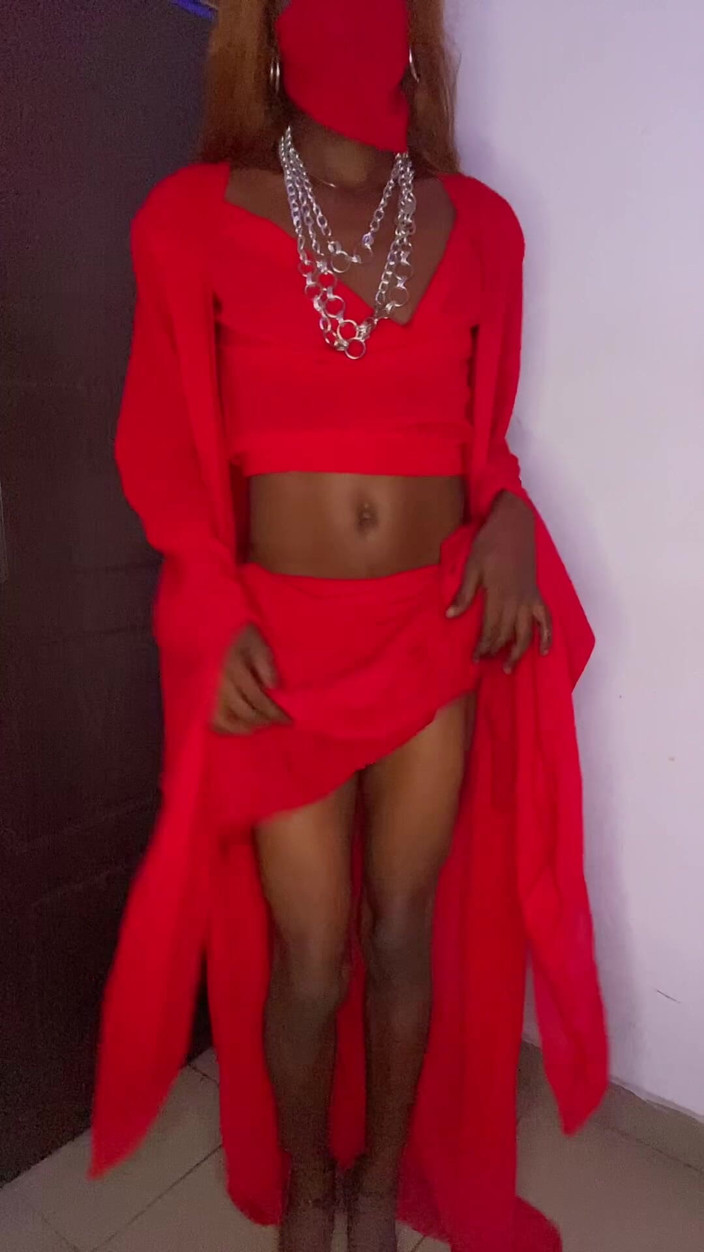 Cilia Hung: The Lady in Red กับแครอท