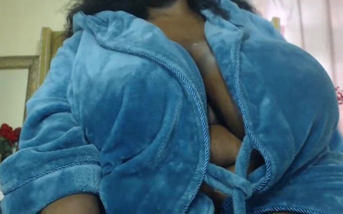 Legendary Booty Overdose: Bella donnona arrapata si masturba e fa rimbalzare le sue...