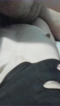 Casal sexy lambe seus peitos e mamilos ternamente