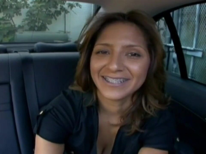 Just Great Ass: Latina caliente toma una gran polla en el auto