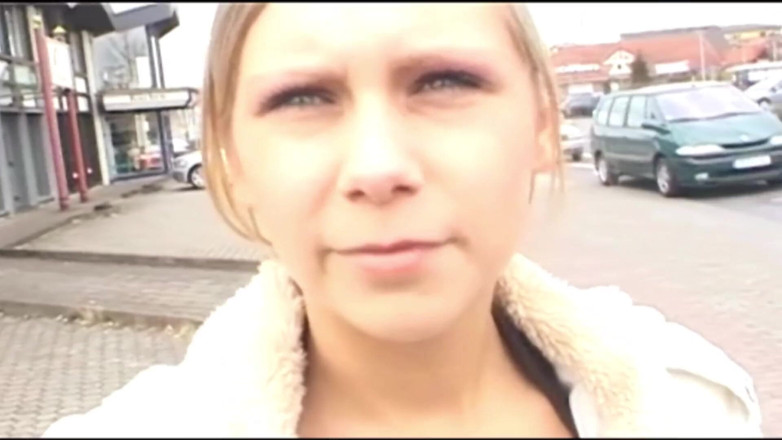 Monde Francais: Una teen francese con i piercing dai seni fa un...