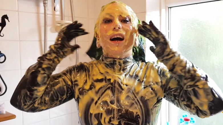 Tattooed Milfy Mama: Custard Catsuit basah dan kucai
