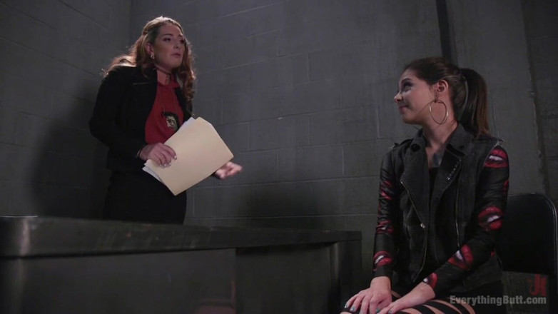 Everything Butt by Kink: Suç ortakları edepsiz polis şüphelisini anal ile cezalandırıyor