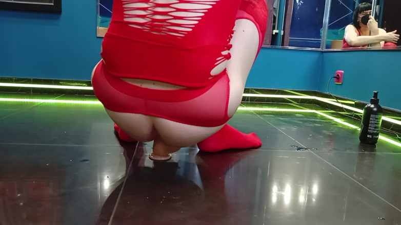 SilkyEve: Dengan bodysuit merah di lantai. di dalam sambil klimaks meniarap...