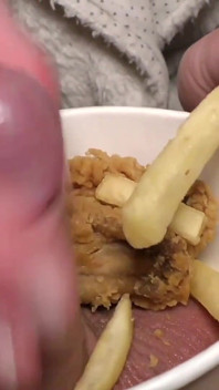 Fetiș alimentar Muie la locul de muncă în pui și cartofi prăjiți și mănâncă acest lucru cu gust
