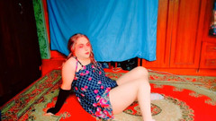 Kitty_Cross: Hermosa travesti posando con ramo de rosas rosas