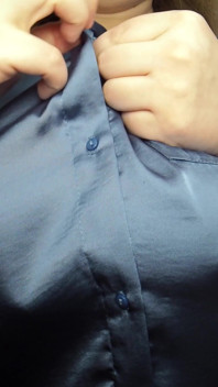 Tetek melantun besar dalam blaus satin biru, tetek mengusik