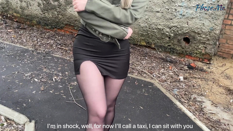 Pantyhose me porn videos: 伙计们拍摄他从tinder上认识的女孩做爱