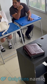 Gli studenti sedurgono l'insegnante