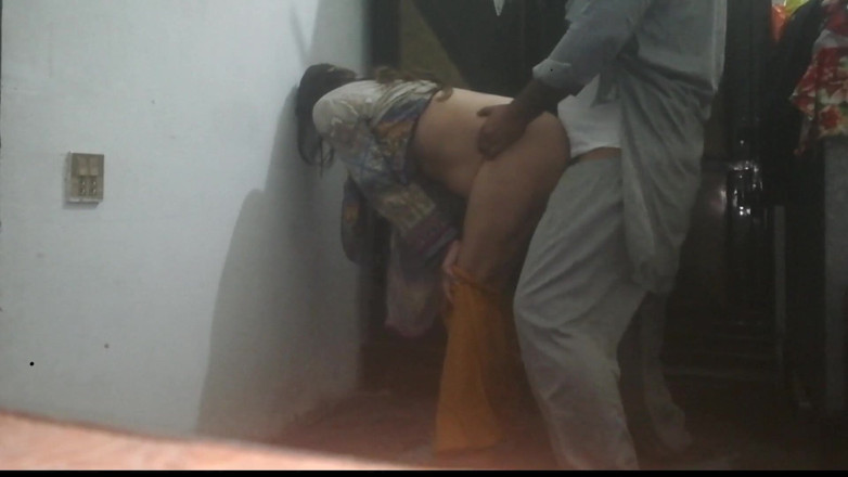 desi boy 418: Przyrodnia siostra żony rucha się w jej domu