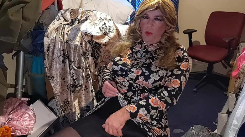 Sarahsatinslut: Si jalang bertetek besar pancut dalam pakaian ketat