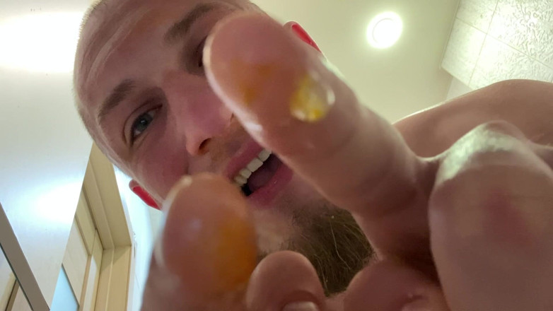 Hunky time: Alpha tě nakrmí svou slinou a uzlem a prdem