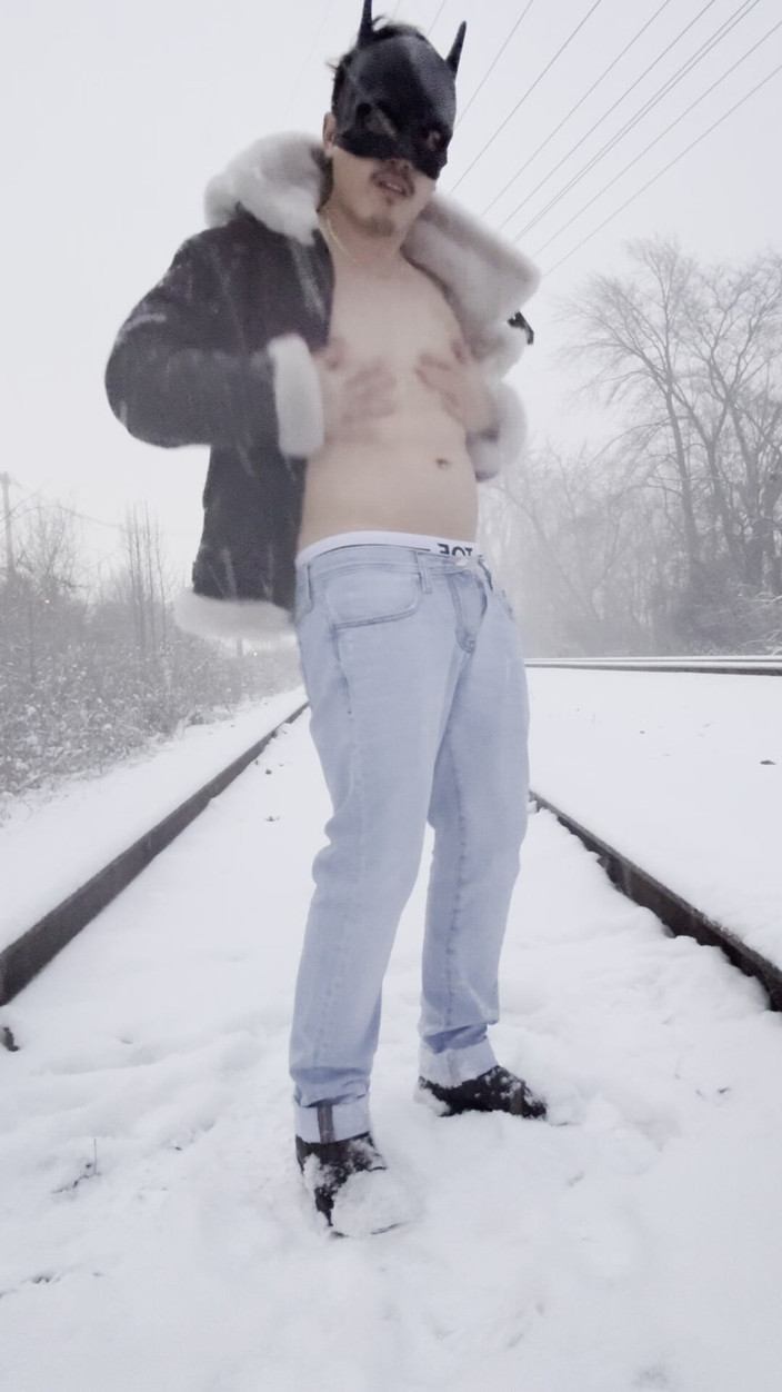 barenakedboy: Snowy Track Mengusik: Jantan berotot berbogel, fleksi, dan meletup dalam...