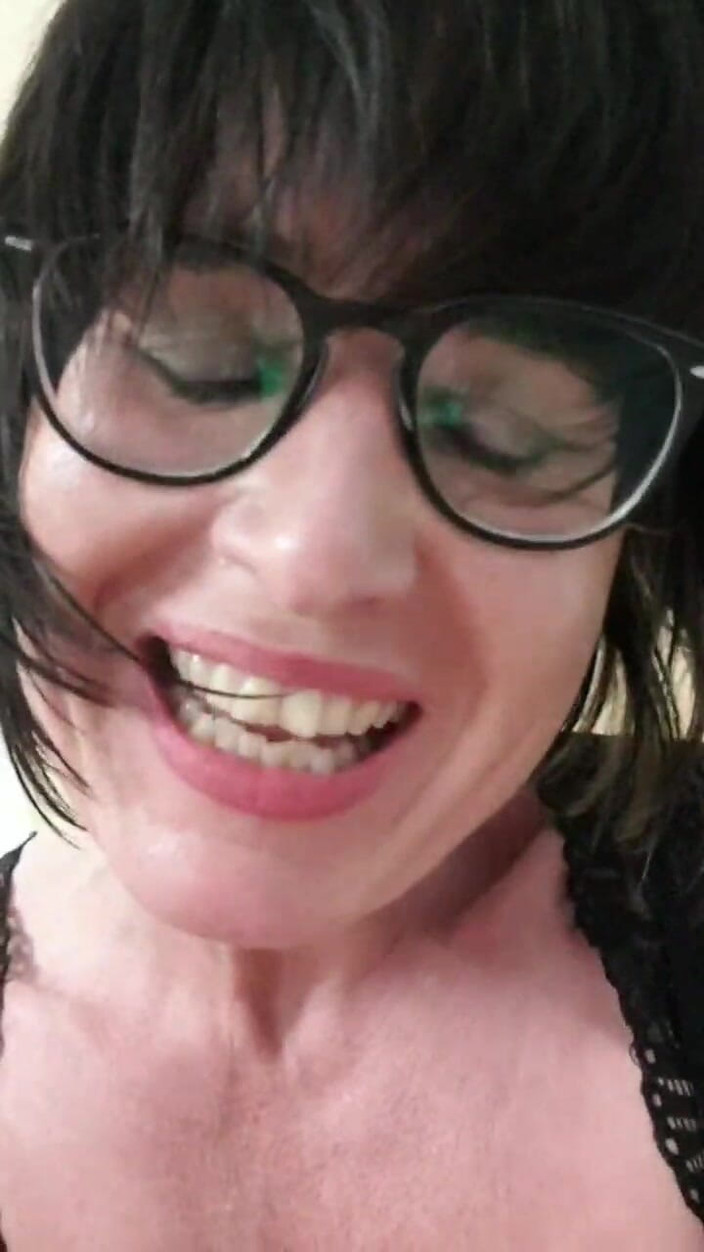 JulieEroticDress: Милфа сквиртует, чтобы освободить удовольствие