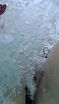 Mostrando minha buceta na frente de um aluno na piscina e me ajuda a me masturbar - é muito arriscado com pessoas próximas