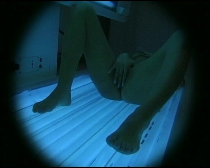 Deutsche Damen: この可愛いドイツ人美女は完璧な秘部で遊ぶのをやめられない