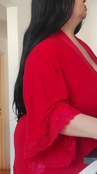 Belle-mère sexy et aimante, fans de solo au ralenti, dans la cuisine avec robe de chambre