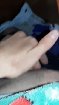 Escuché a mi madrastra gimiendo mientras se masturba en el baño y comencé a verla