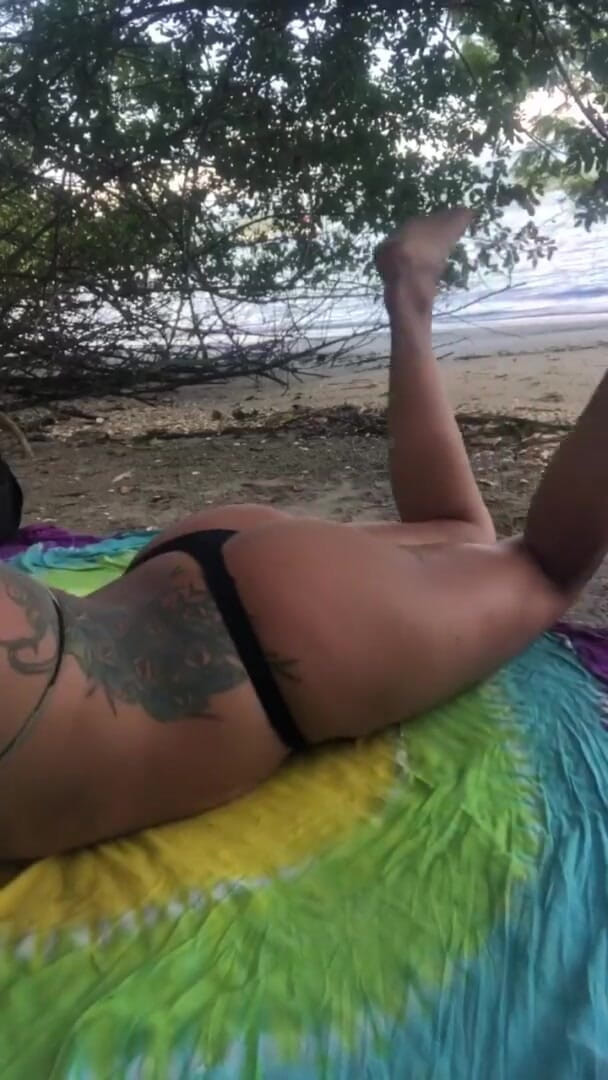 Espuleta: Mostrando minha buceta em Angra dos Reis - Brasil - Praia Social...