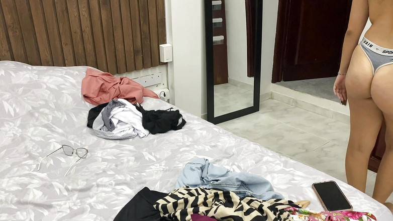 MiaSaintLove: Un inconnu filme ma copine à poil dans sa chambre