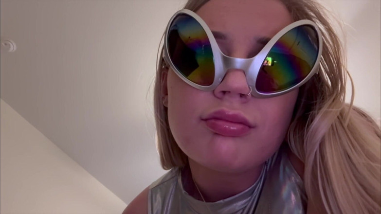 Kink in Time: Futuristická dominace obryně Phoenix Sinz HD POV zmenšující se fantazie čeká!