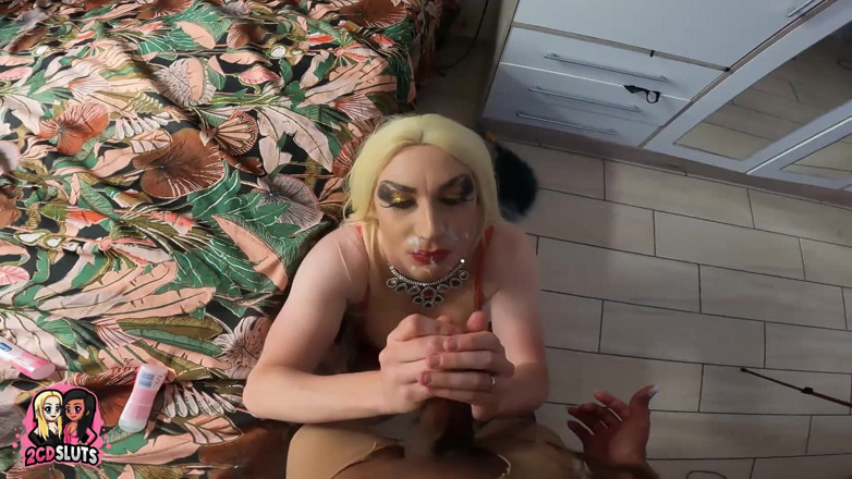 2CD Sluts: Travestit futându-se în ciorapi