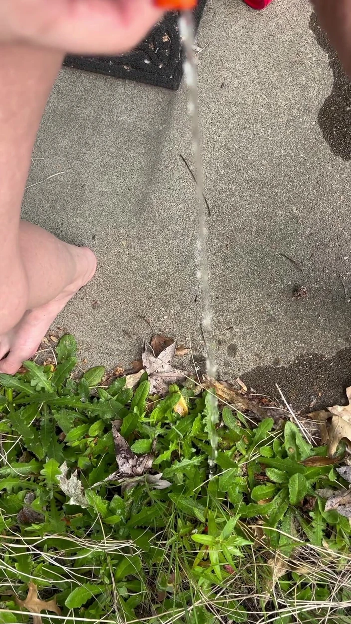 Hot potato girl: Peeing Through Catheter Outside