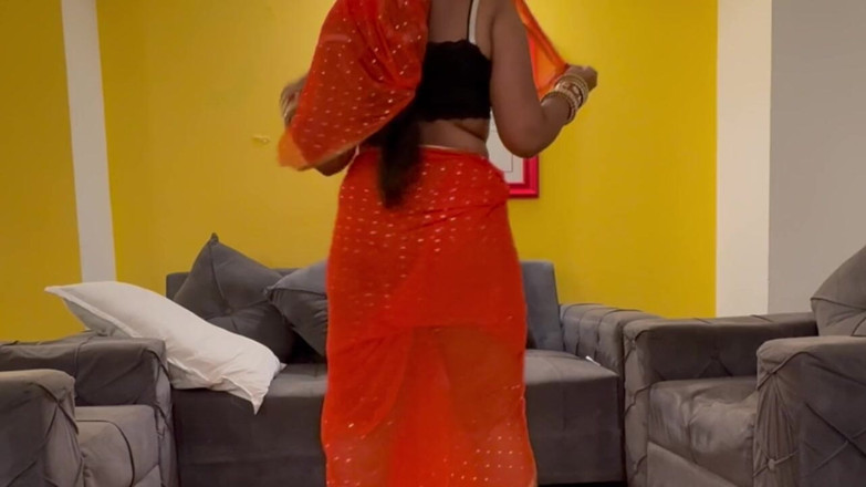 desi_babe1234: Şişman götlü Hintli üvey anne profesyonel bir yarak binicisi gibi üvey oğlunun...