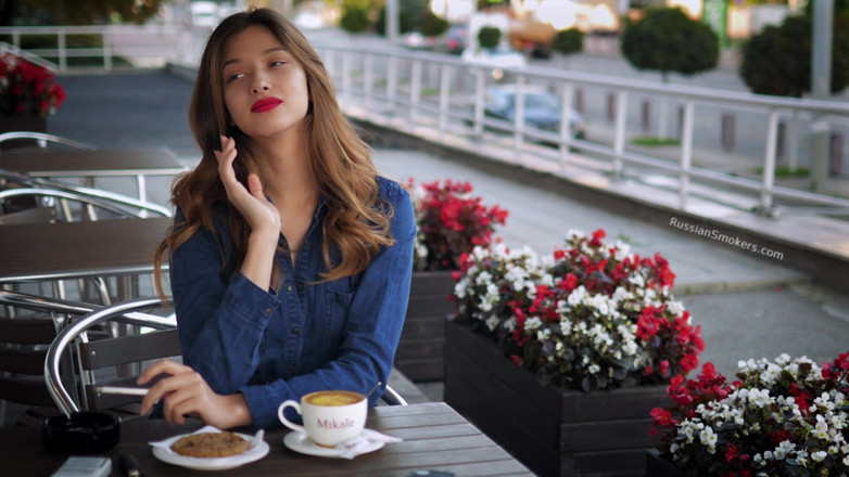 Russian Smokers: Una bellezza russa magnetica che gioca con il fumo di...