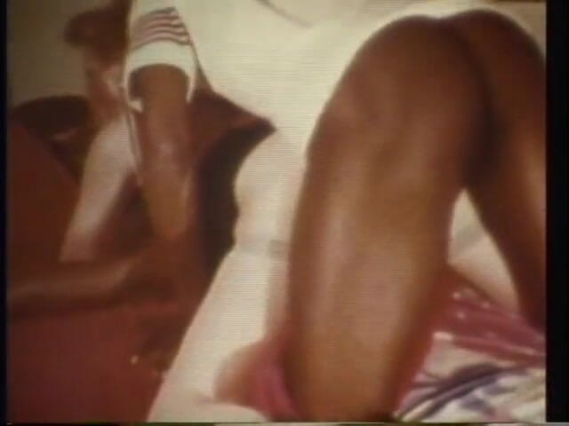 Vintage Usa: สาวขนดกเซ็กซี่โดนเย็ดแบบสามคนผิวสีผสม