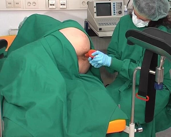Rubber & Clinic Studio - 1ATOYS: Asistentă în ținută de chirurgie verde
