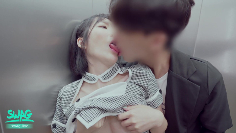 SWAG.live: Neem het allemaal: neuken en klaarkomen op de liftmeisjes