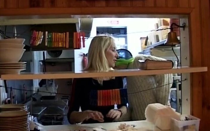 Monde Francais: Rubia francesa madura follada por dos tipos en la cocina...