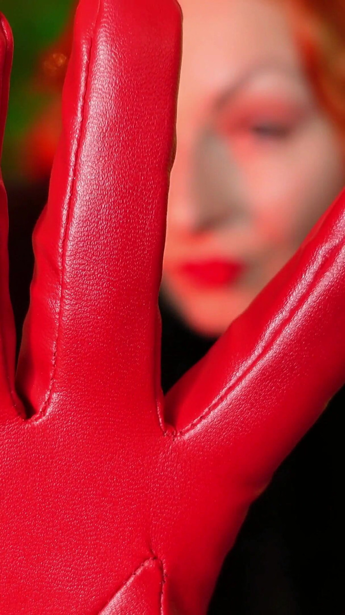 Arya Grander: Fetish bulu dan sarung tangan kulit panjang pin MILF