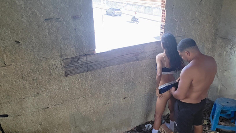 Bebes vagabundas: Young Girl Likes to Looking at the Street